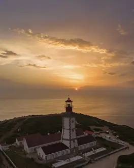 Drucke von Leuchtturm bei Cabo Espichel am Sonnenuntergang. Goldene Stunde. Portugal. Luftbildaufnahme Luftaufnahme Drucke: Leuchtturm bei Cabo Espichel bei Sonnenuntergang.
