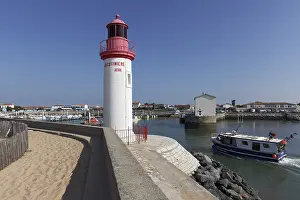 Blue Sky Lighthouse View Drucke: Lighthouse and harbor, La Cotiniere