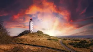 Leuchttürme Drucke: Leuchtturm auf der Insel Hiddensee bei Sonnenuntergang mit dramatischem Himmel.