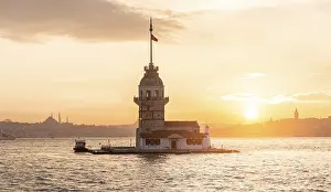 Drucke von Leuchtturm, Leanders Turm oder Mädchen-Turm, Kiz Kulesi, bei Sonnenuntergang, Insel in der Bosporus-Meeresstraße, Uskudar, Istanbul, Türkei Leander Drucke: Leuchtturm, Leanders Turm oder Mädchen-Turm