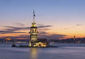 Drucke von Leuchtturm, Leanders Turm oder Mädchen-Turm, Kiz Kulesi, bei Sonnenuntergang, Insel im Bosporus, Uskudar, Istanbul, Türkei Leander Drucke: Leuchtturm, Leanders Turm oder MädchenTurm