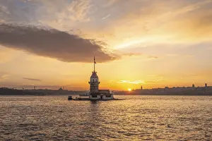 Drucke von Ein Sonnenuntergang über der Bosporus, Istanbul. Der Leuchtturm von Kiz Kulesi erhebt sich auf einer Insel zwischen den beiden Kontinenten Asien und Europa Leander Drucke: Kiz Kulesi bei Sonnenuntergang, Insel im Bosporus, Uskudar, Istanbul, Türkei