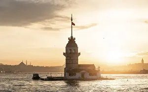 Drucke von Leuchtturm, Leanders Turm oder Mädchen-Turm, Kiz Kulesi, bei Sonnenuntergang, Insel im Bosporus, Uskudar, Istanbul, Türkei Leander Drucke: Leuchtturm, Leanders Turm oder Mädchen-Turm