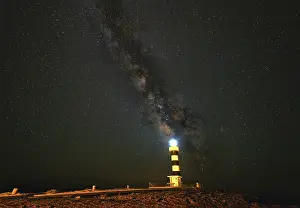 Bilder Datiert 3. Juli 2024: Leuchtturm in der Nacht mit strahlendem Licht.