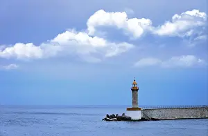 Coastal Region Photo Drucke: A lighthouse on the shore of a pier
