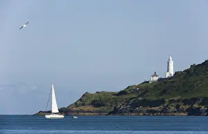 Start Point Lighthouse Drucke: Lighthouse of Start Point, sailing boat in front