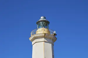 Drucke von Ein Lichtturm thront über der blauen italienischen Landschaft, im Hintergrund die Pelagischen Inseln Agrigento Drucke: Faro di Levante auf Lampedusa, Italien