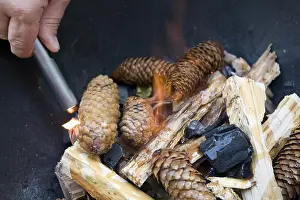 Outdoor Cooking Methods Drucke: Lighting a fire for a barbecue