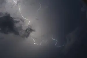 Lightning Strike Image Drucke: Lightning in a violent storm in the dark sky