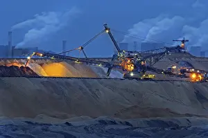 Fossil Energy Source Production Drucke: Lignite opencast mine at night