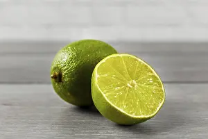 Lime Fruit Drucke: Whole lime and other one cut in half