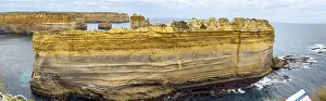 Panoramic Ocean View Drucke: Limestone cliffs rise dramatically above the ocean