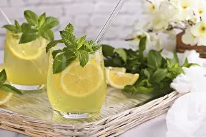 Refreshing Cocktail Drucke: The Limoncello Spritz is a light