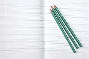 Back To School Concept Drucke: Lined exercise book and three pencils