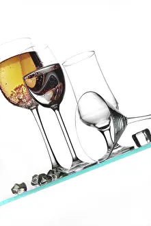 Plain Colored Background Photo Drucke: Liquid in the glass on a studio background