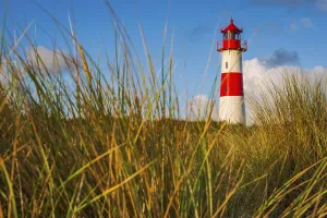 Deserted Dune Landscape Drucke: The Lister lighthouse at Ellenbogen