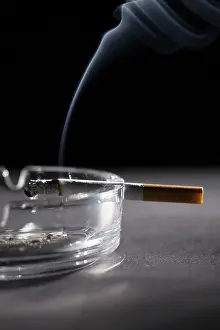 Smoking Addiction Drucke: Lit cigarette in ashtray
