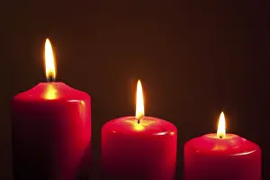Red Candles Drucke: Three lit red candles