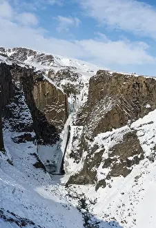 Deserted Icelandic Landscape Drucke: Litlanesfoss Waterfall with basalt columns