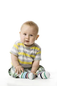 Young Boy Looking At Camera Drucke: Little boy sitting