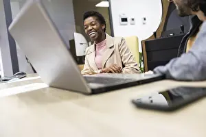 Professional Collaboration Drucke: A lively and engaging office scene