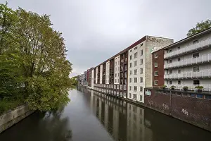 Deserted River Views Drucke: Living by the canal