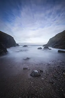 Deserted Rocky Coastline Drucke: lizard cove - Cornwall