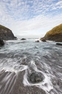 Steep Rock Face UK Drucke: lizard cove - Cornwall