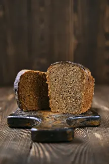 Artisan Rye Bread Drucke: Loaf of artisan rye bread cut on half