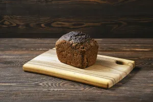 Artisan Rye Bread Drucke: Loaf of artisan rye bread on a table