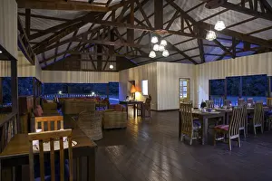 Drucke von Loango Lodge, Hauptgebäude, Innenansicht, Blauer Zeitraum, Loango-Nationalpark, Parc National de Loango, Ogooué-Maritime-Provinz, Gabun Loango Lodge Gabun Drucke: Loango Lodge, Hauptgebäude, Innenansicht.