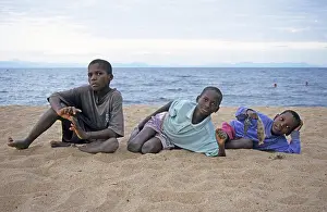 East African Landscapes Drucke: Three local boys posing for the camera on the beach