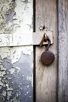 Close Up Door Detail Drucke: Lock on weathered door
