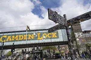 Pop-Art Drucke: Blick auf Camden Lock Brücke über Camden High Street