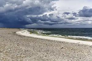 Baltic Sea Island Drucke: Lonely pebble beach, dramatic storm clouds