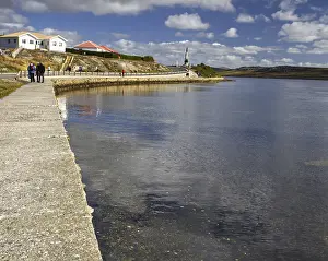 British Overseas Territory Scenery Drucke: Long cobbled path along the sheltered bay