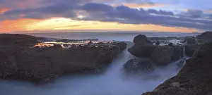 Deserted Rocky Coastline Drucke: Long exposure of sunset over rocks