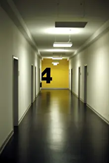 Deserted Walkway Drucke: Long floor corridor