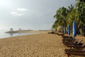 Sandy Ocean Beach Drucke: Long sandy beach with deck chairs