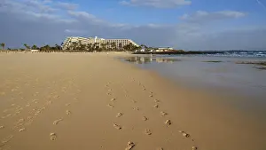Corralejo Beach Drucke: Long sandy beach, footprints, hotel complex