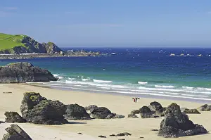 Deserted Scottish Beach Drucke: Long sandy beach with single rocks and cliffs