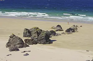 Steep Cliff Landscape Drucke: Long sandy beach with single rocks and cliffs