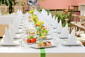 Tableware Arrangement Drucke: Long served table with plates, glasses