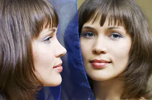 Glamorous Woman Drucke: Looking in the mirror