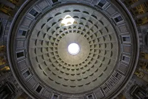 Historic Building Photography Drucke: Looking up at the pantheon ceiling and the light coming out