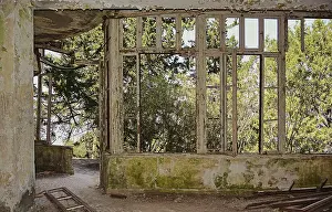 Lost Place Drucke: Lost Place, interior with windows