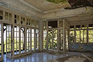 Lost Place Rhodes Drucke: Lost Place, interior with windows