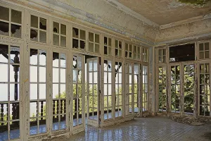 Lost Place Greece Drucke: Lost Place, interior with windows