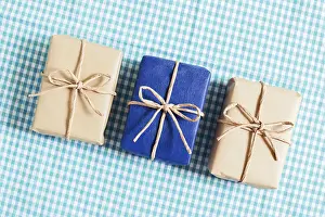 Gift Box Packaging Drucke: Lots of Gift boxes on blue background