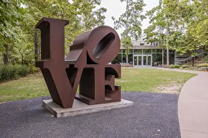 Drucke von Liebes-Skulptur von Robert Indiana im Crystal Bridges Museum of American Art in Bentonville, Arkansas, USA Pop-Art Drucke: Liebes-Skulptur von Robert Indiana im Crystal Bridges Museum of American Art in Bentonville